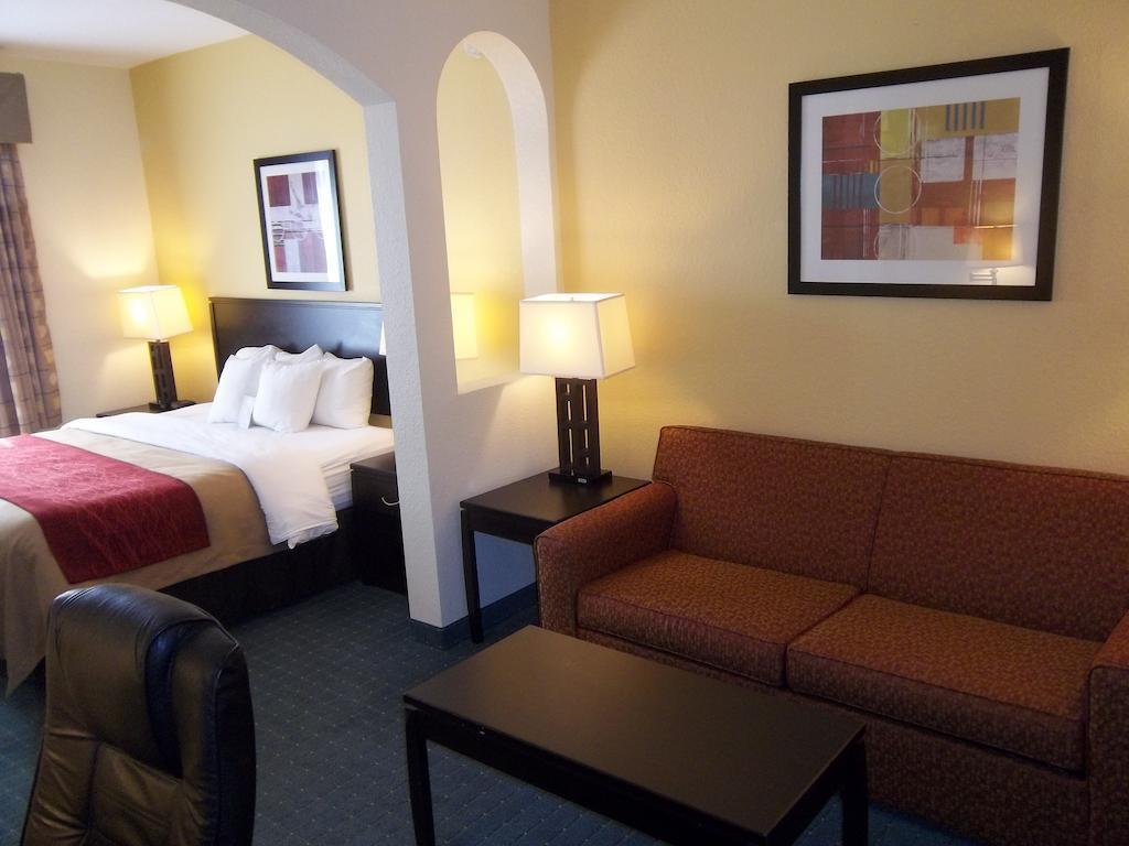 Comfort Inn & Suites Northeast - Gateway St. Petersburg Dış mekan fotoğraf