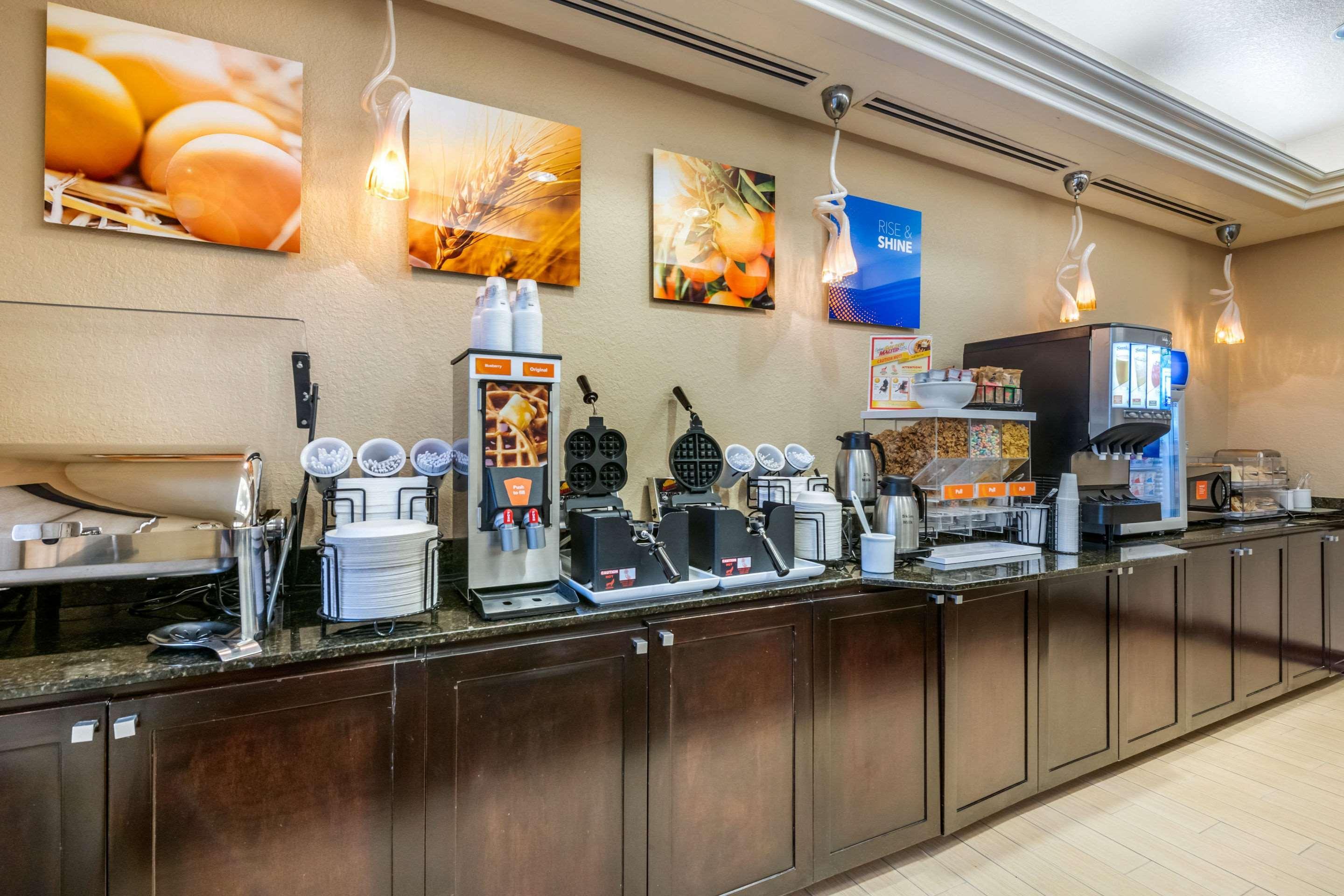 Comfort Inn & Suites Northeast - Gateway St. Petersburg Dış mekan fotoğraf