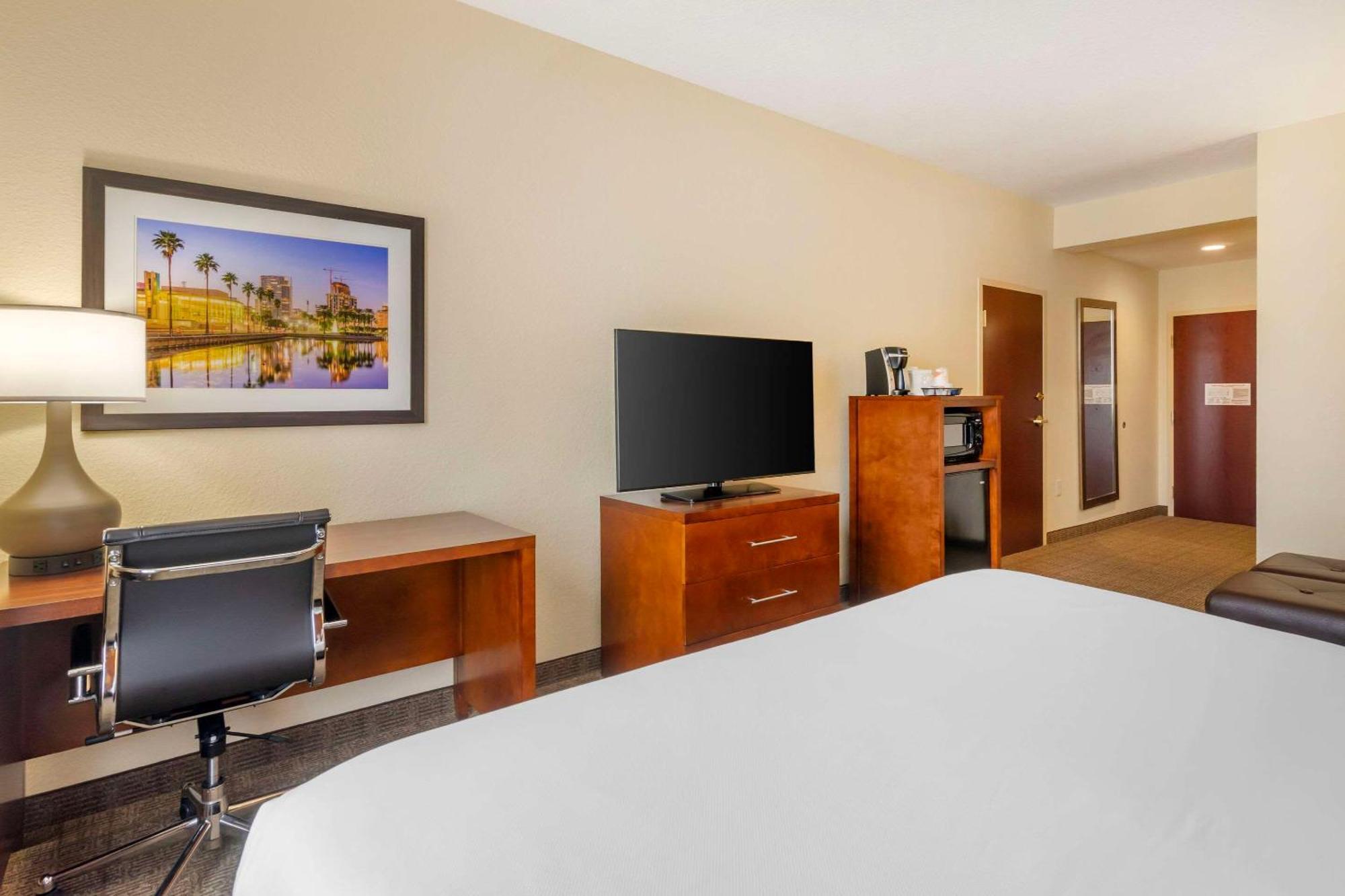 Comfort Inn & Suites Northeast - Gateway St. Petersburg Dış mekan fotoğraf
