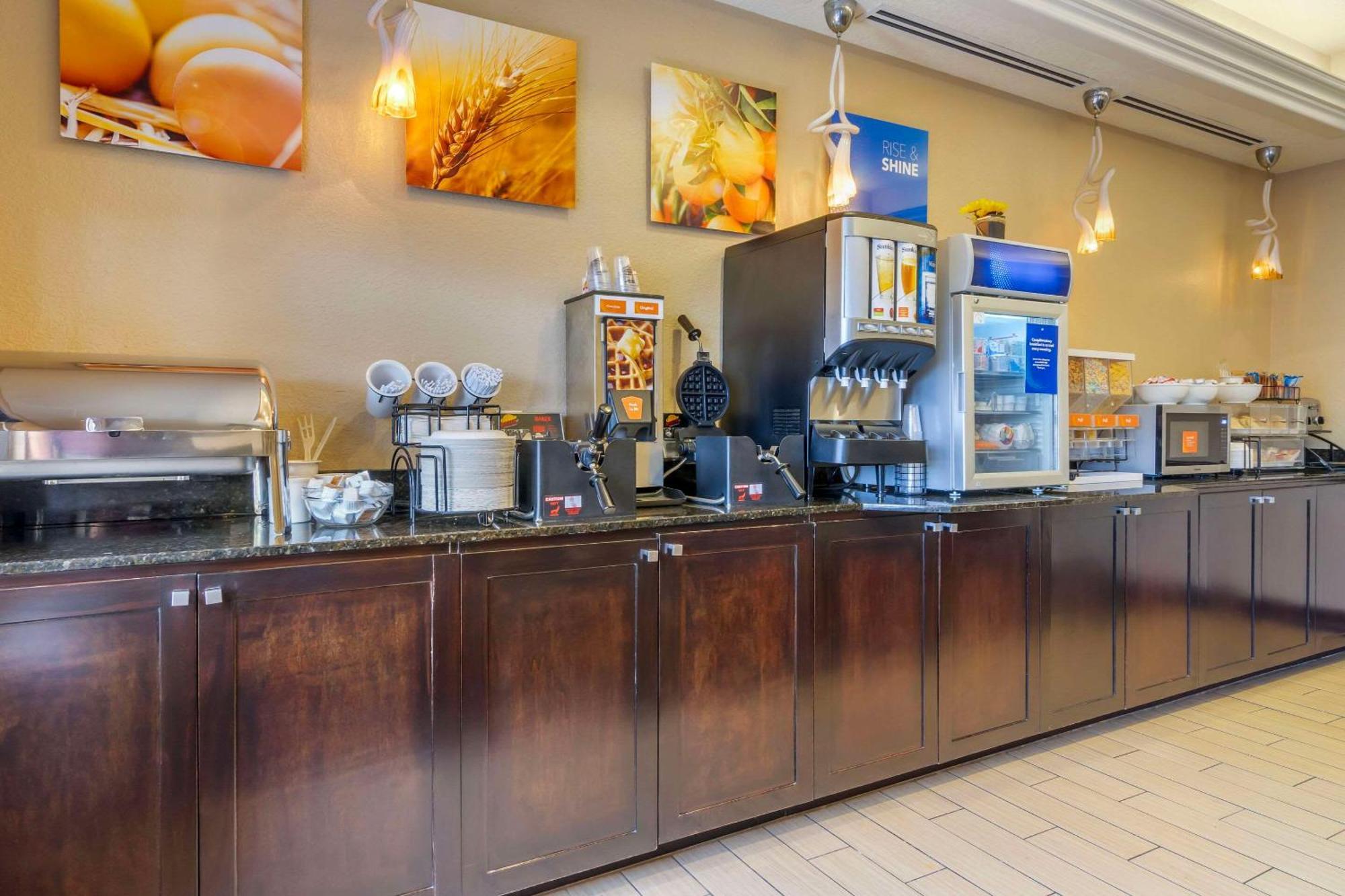 Comfort Inn & Suites Northeast - Gateway St. Petersburg Dış mekan fotoğraf